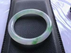 氷翡翠バングル