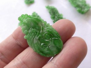 本翡翠カービング