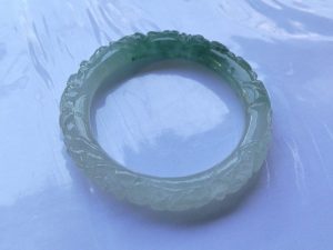 氷翡翠彫刻バングル