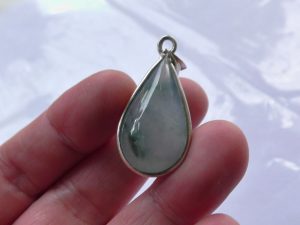 氷翡翠ペンダント