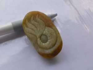黄翡翠カービング