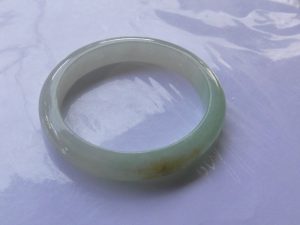 本翡翠卵型バングル