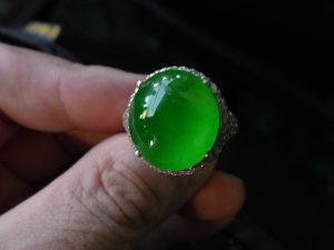 蛍光翡翠ルース