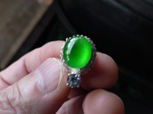 蛍光翡翠ルース