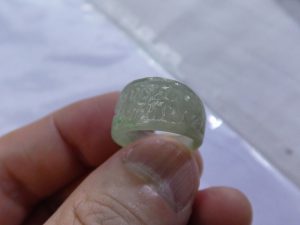 氷翡翠彫刻リング