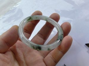 氷翡翠卵型バングル