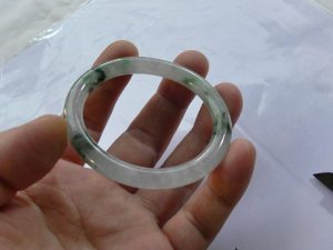 氷翡翠卵型バングル