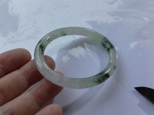 氷翡翠卵型バングル