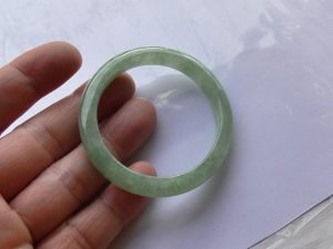 本翡翠卵型バングル