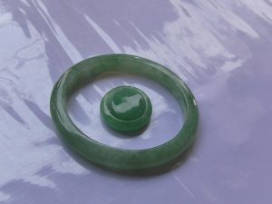 本翡翠卵型バングル