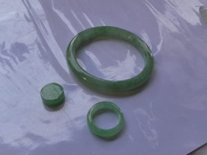 本翡翠卵型バングル