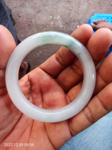 氷翡翠バングル