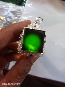 黒翡翠スクウェアカットルース