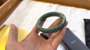 本翡翠卵型バングル