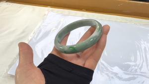 本翡翠バングル