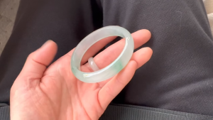 氷翡翠卵型バングル