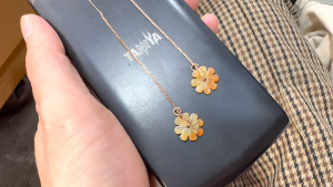 黄翡翠カービングピアス