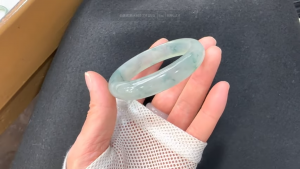 氷翡翠卵型バングル