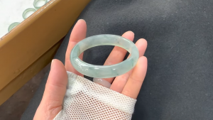 氷翡翠卵型バングル　水すまし