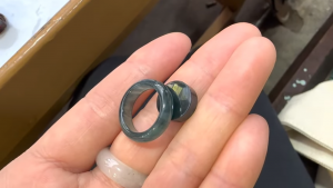 氷翡翠くりぬきリングペンダント付き