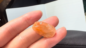 黄翡翠カービング