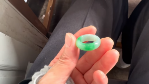 高級くりぬき翡翠リング中石付き