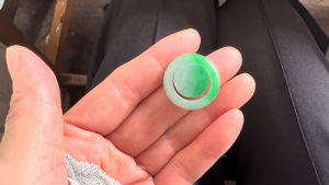 高級くりぬき翡翠リング中石付き