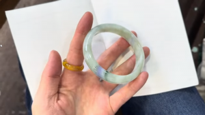 格安くりぬき翡翠バングル