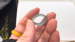 氷翡翠くりぬきリング　藍・ルンルン