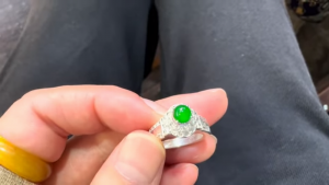 蛍光翡翠ルース