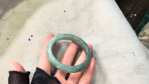 格安卵型翡翠バングル