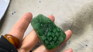 本翡翠カービング