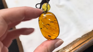 ミャンマー産虫入り琥珀ペンダント