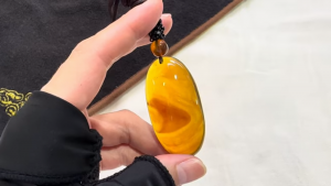 ミャンマー産琥珀カービング