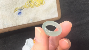 高級くりぬき氷翡翠リング　薄衣