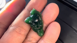 本翡翠カービング