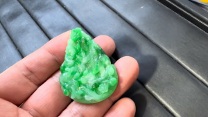 本翡翠カービング