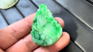 本翡翠カービング