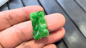 ろうかん翡翠カービング