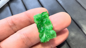 ろうかん翡翠カービング