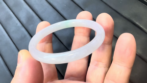 氷翡翠卵型バングル