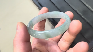 氷翡翠卵型バングル