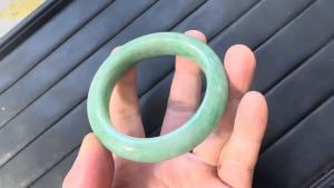 本翡翠バングル