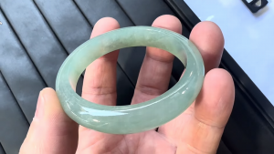 氷翡翠バングル