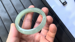 氷翡翠バングル