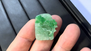 ろうかん翡翠カービング