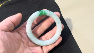 本翡翠カービングバングル