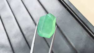 氷翡翠原石
