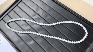 氷翡翠ビーズネックレス