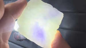 ラベンダー翡翠原石